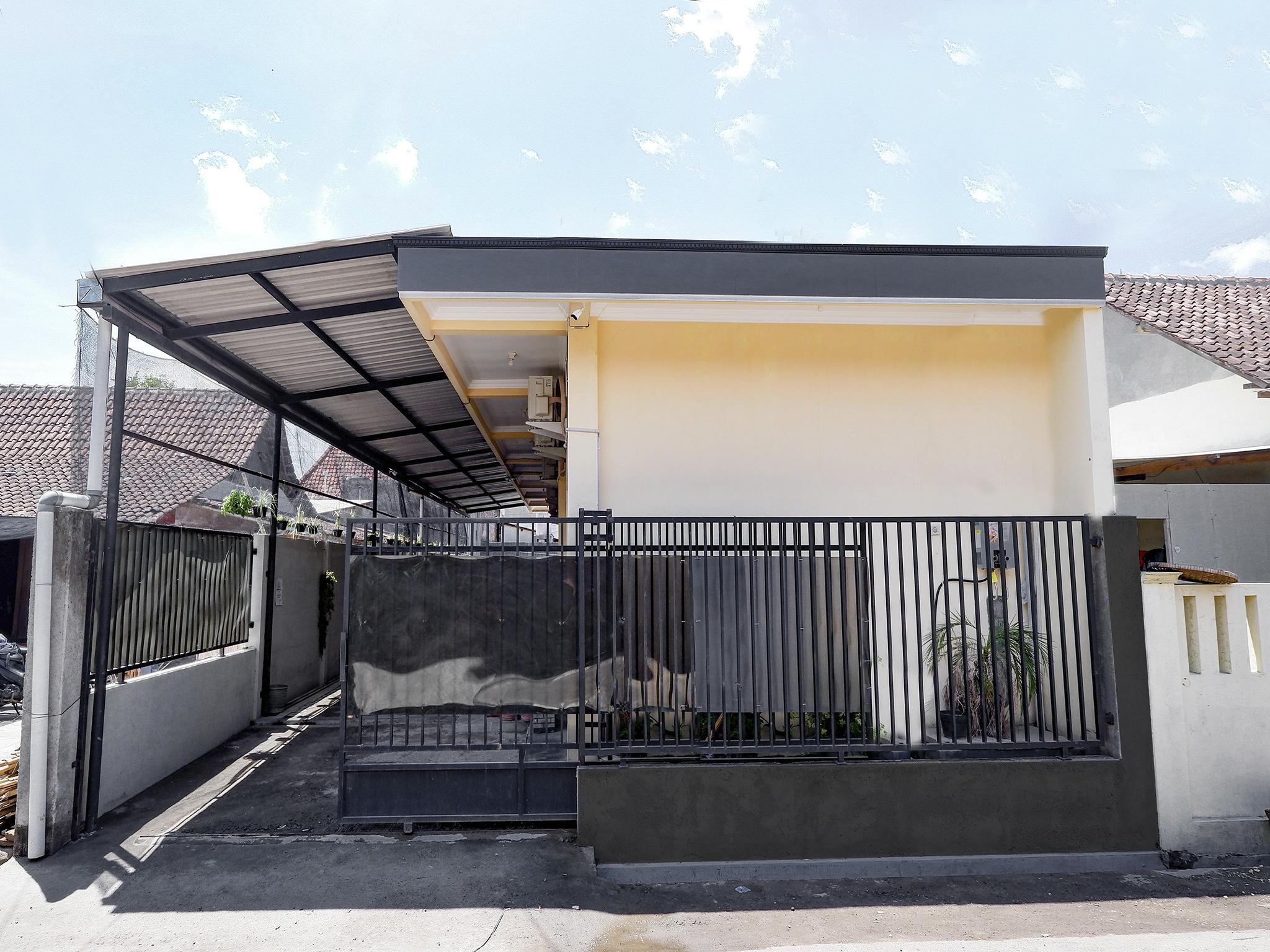 Super Oyo Capital O 2258 Santana Syariah Guest House Kartosuro Экстерьер фото